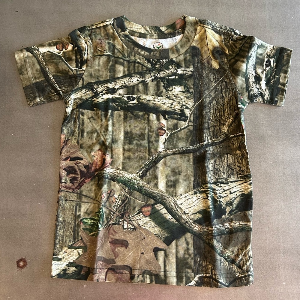 NWOT Kids Redhead Camo Short-Sleeved T-Shirt. Size: Youth Small.